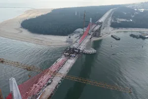 Hợp long cầu vượt cửa biển dài nhất miền Trung 