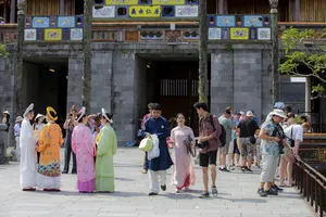 Du khách nườm nượp đến với di tích ở Huế dịp nghỉ lễ