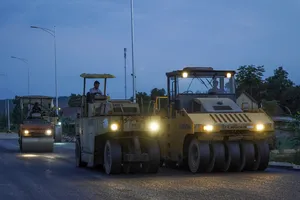 Tất bật thi công xuyên lễ trên cao tốc Vạn Ninh - Cam Lộ