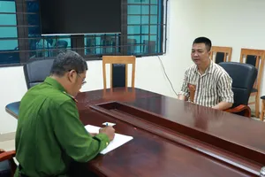 Bị can cầm đầu nhóm 'cướp' gỗ ở Quảng Trị ra đầu thú