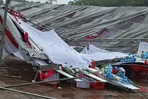 Gió lốc làm rạp cưới ở Quảng Trị đổ sập