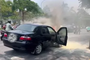 Ô tô con bốc cháy khi đang chạy ở Huế