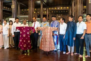 Hậu duệ triều Nguyễn trao tặng 2 áo dài của Hoàng Thái hậu Từ Cung