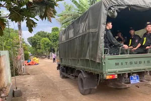 Nhiều công an truy bắt nghi phạm đâm hàng xóm tử vong rồi bỏ trốn