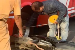 Tai nạn giao thông giữa ô tô khách và xe máy, 2 mẹ con tử vong