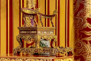 Ngắm ngai vàng ở Điện Thái Hòa trước khi bị phá hỏng