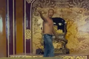 Công an bắt người đàn ông ngồi lên ngai vàng ở Huế và trưng cầu giám định tâm thần