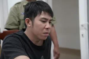 Người làm thuê quay lại dùng dao cướp vàng của chủ nhà