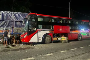 Xe khách tông xe tải, 27 người nhập viện, một người tử vong