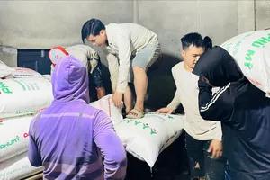  Người dân vùng lũ ở Quảng Trị hối hả chuyển tài sản lên cao tránh ngập