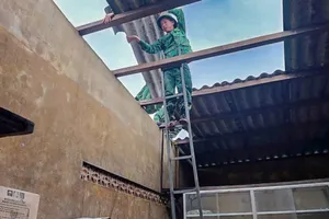 Dông lốc làm 53 ngôi nhà ở A Lưới tốc mái