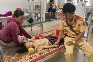 CSGT Huế kịp thời đưa cháu bé bị sốt cao, co giật đi cấp cứu