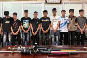 Nhóm thanh thiếu niên cầm kiếm dạo phố, quay clip đăng trên TikTok