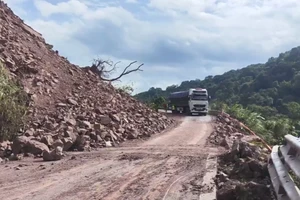 Thông xe một làn lên cửa khẩu La Lay sau vụ sạt lở đất