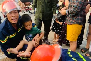 Giải cứu bé trai 5 tuổi bị mắc kẹt chân vào ống thoát nước