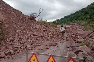 Sạt lở đất khi đang mở rộng khúc cua gây tắc đường lên cửa khẩu La Lay, Quảng Trị