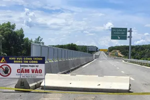 Xe chạy ào ào vào công trình cao tốc Vạn Ninh - Cam Lộ, chủ đầu tư phải lập rào chắn