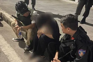 Cảnh sát Cơ động TP Huế kịp thời ngăn chặn cô gái định nhảy cầu tự tử