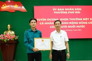 Khen thưởng nam thợ hồ dũng cảm cứu cháu bé bị đuối nước