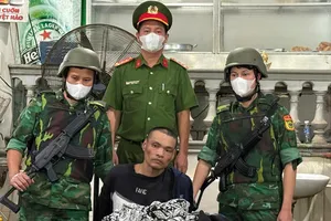 Cảnh sát bắt giữ bị can truy nã thủ 2 khẩu súng quân dụng đang chuẩn bị vượt biên