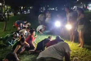 Nhiều người dân ở Huế ra công viên, lật từng ngọn cỏ tìm chiếc nhẫn giúp du khách đánh rơi