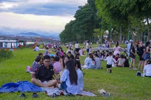 Nóng như đổ lửa, người dân chen chân check-in trên thảm cỏ 2 bờ sông Hương