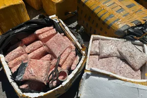 Phát hiện gần 1 tấn sụn chân gà bốc mùi trên xe khách từ Lào về Đà Nẵng tiêu thụ