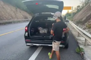 Dừng xe trên cao tốc đi câu cá, tài xế bị CSGT lập biên bản