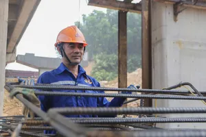 Trên công trường dự án mở rộng cao tốc La Sơn - Hòa Liên lên 4 làn xe