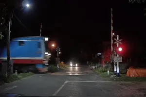 Người đi đường hú vía khi barie tự động mở toang lúc tàu hỏa lao tới