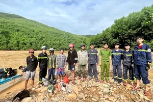 Giải cứu 5 người bị cô lập 2 ngày do lũ dữ