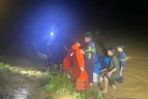 Công an vượt lũ dữ, giải cứu 6 người bị mắc kẹt gần 2 ngày ở Quảng Trị