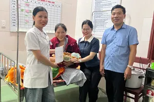 Đi nhận quà Quốc khánh, sản phụ chuyển dạ sinh con, được thêm 1 phần quà