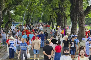 Nhiều người tham quan di tích Huế trong ngày Quốc khánh