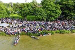 Người dân đứng kín bờ sông Hương xem đua ghe ngày Quốc khánh 2-9