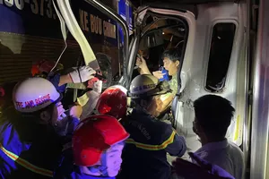 Cắt cabin, giải cứu tài xế xe tải mắc kẹt sau tai nạn