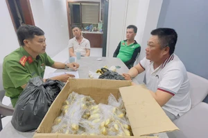 Dùng cổ vật rởm giá 2 triệu lừa đổi chiếc nhẫn 5.000 USD của 1 cụ bà ở Huế