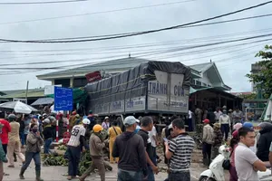 Xe tải lao vào chợ ở Lao Bảo làm 3 người chết, nhiều người bị thương