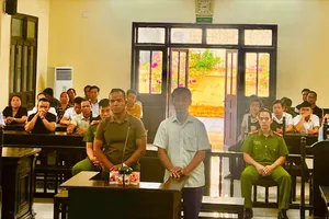 Để phạm nhân đục tường bỏ trốn, 2 cán bộ lãnh án