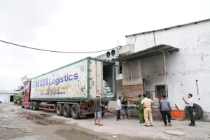 CSGT phát hiện xe đầu kéo chở 30 tấn thịt heo, dê... không rõ nguồn gốc