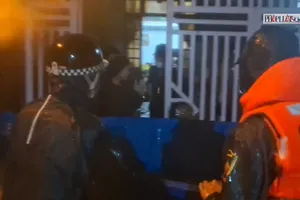 VIDEO: Công an TP Huế đưa người dân đi tránh lũ