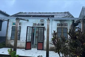 Bão số 10: Lốc xoáy làm 75 nhà tốc mái, người dân ở Huế được yêu cầu không ra đường