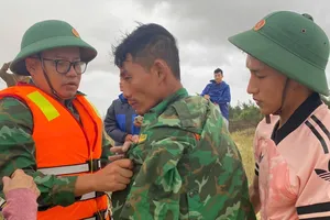 VIDEO: 2 tàu cá TP.HCM gặp nạn khi vào trú bão ở Quảng Trị