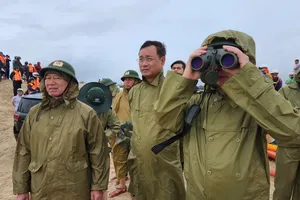 VIDEO: Bí thư Tỉnh ủy Quảng Trị kiểm tra, chỉ đạo cứu nạn 2 tàu cá gặp nạn ở Cửa Việt