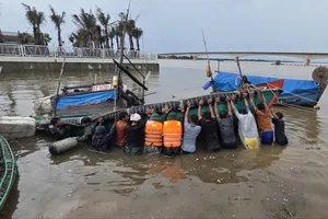 Bão số 10: 3 tàu cá bị chìm trên sông Thạch Hãn