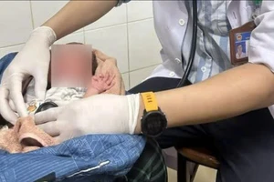 Mẹ ruột đến nhận lại con sau khi bỏ rơi dưới gốc cây tiêu