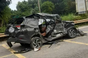 Ô tô con bẹp dúm sau va chạm với xe đầu kéo, 1 người tử vong, 3 người bị thương 