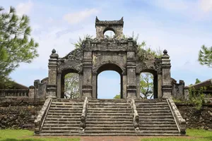 Cảnh hoang phế bên trong Văn Miếu Huế trước khi được hồi sinh