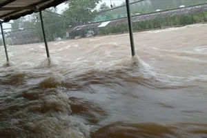 Mưa lớn, 3.700 học sinh ở Huế được nghỉ học