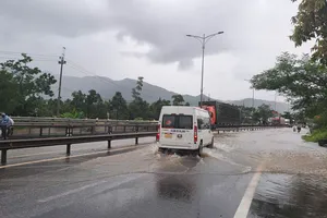 Mưa lớn, hồ chứa ở Huế đồng loạt tăng lưu lượng xả nước